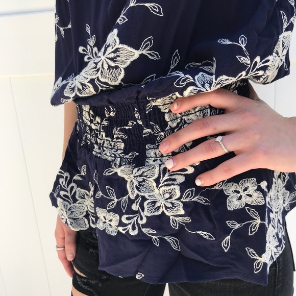 Resellers box! 3 tops for $10 - Picture 5 of 9